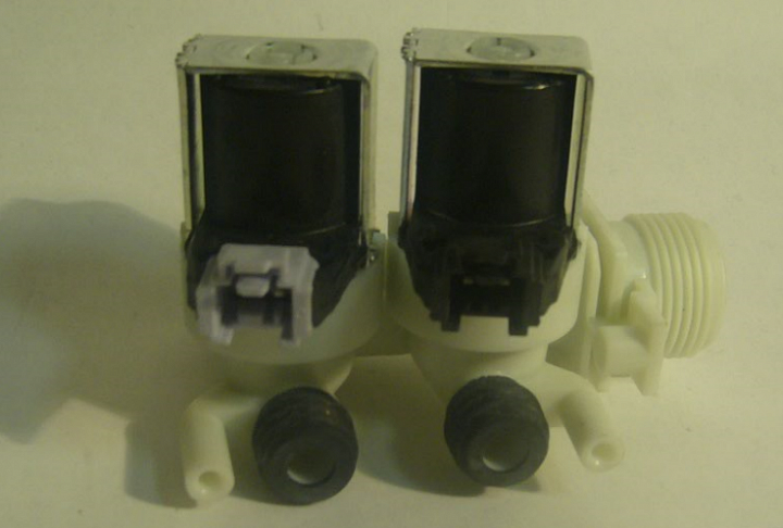 Клапан двойной 90 последовательный, с разъёмами для стиральной машины INDESIT